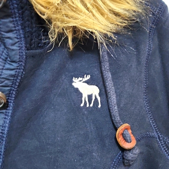 Abercrombie & Fitch Large Navy Blue Jacket With Faux Fur Trim on Hood - Picture 4 of 5